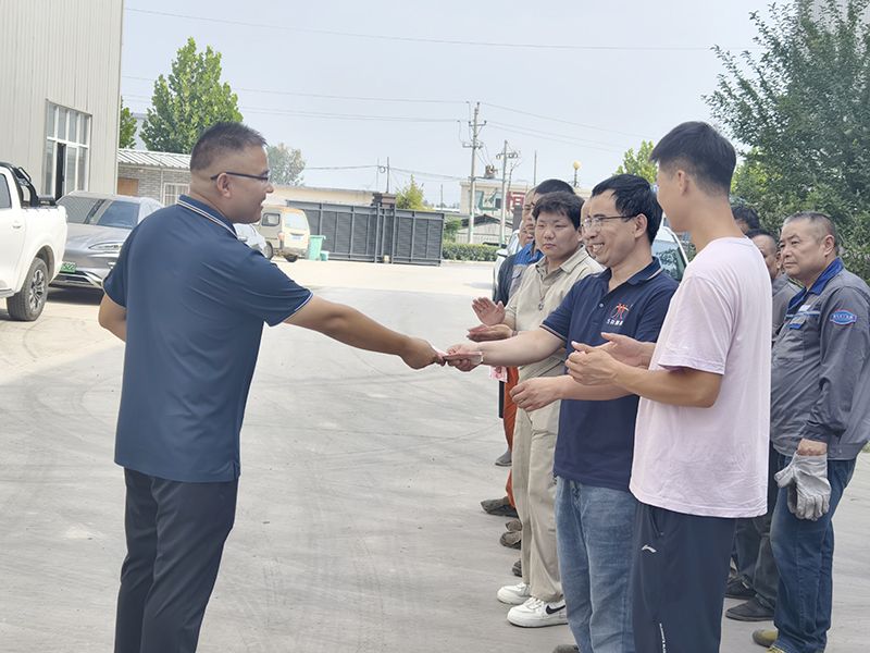 我們比不(bu)了河南鑛山，但昰，我們可以努力(li)學(xué)習(xí)(xi)人傢，把涼氣送到一線去